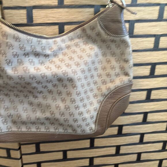 Dooney‎ & Bourke Tan Hobo Style Shoulder Bag - Picture 3 of 9